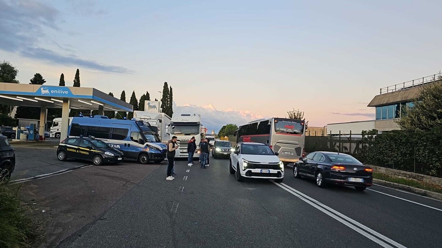 images Caro carburanti, il Pd calabrese attacca Meloni: "Il Sud non può aspettare"