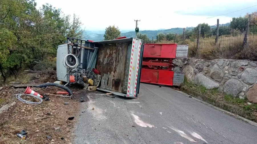images Si ribalta una bisarca nel Crotonese, conducente trasportato in ospedale  