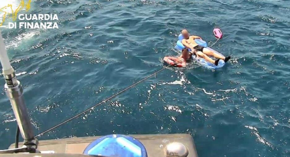 Corigliano Rossano, si allontanano con il materassino in mare: salvati ...