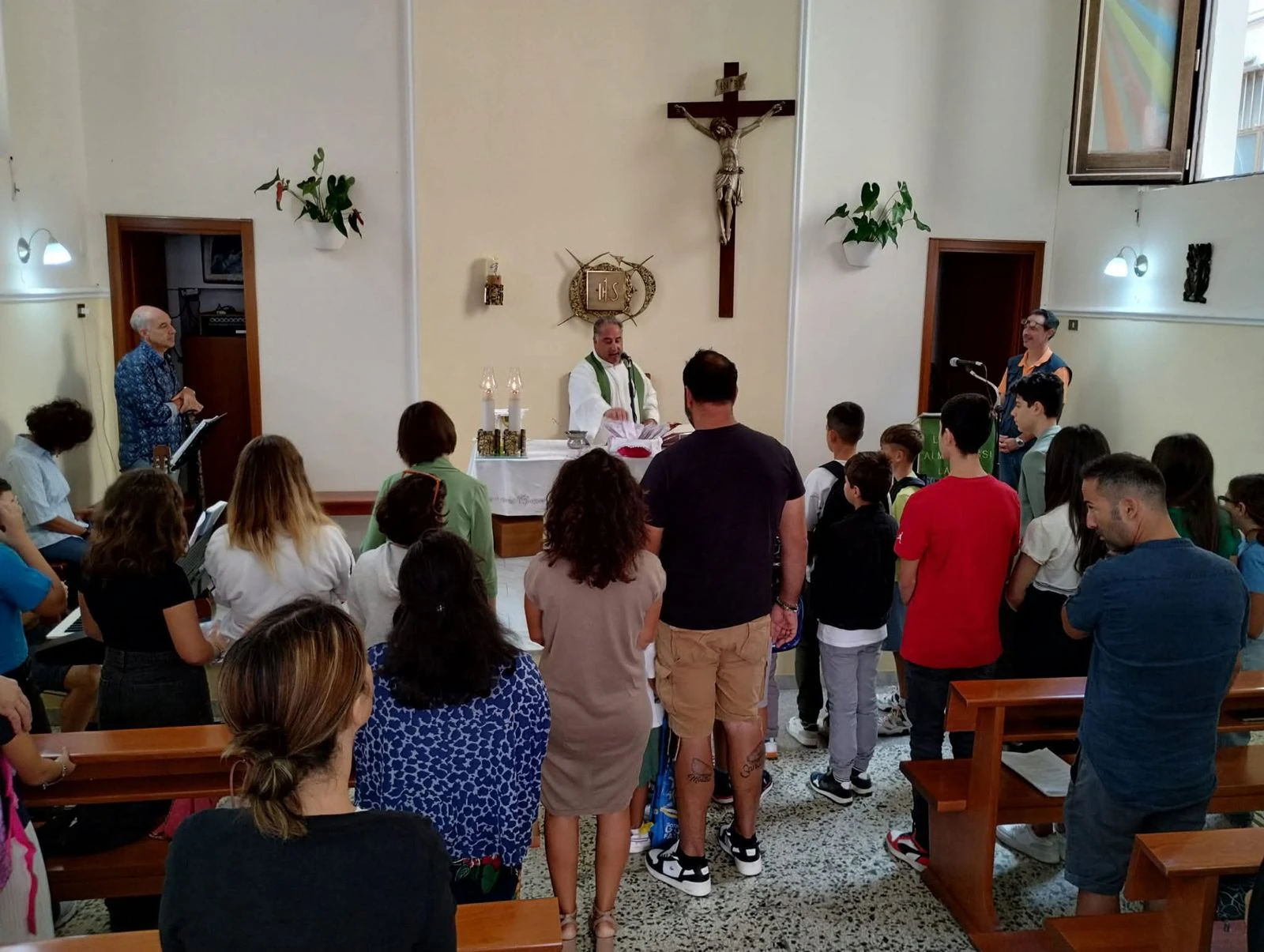 Don Vincenzo Moniaci invita i ragazzi del catechismo di Catanzaro a rappresentare San Francesco da Paola e la Madonna del Rosario con un disegno, una poesia o una canzone
