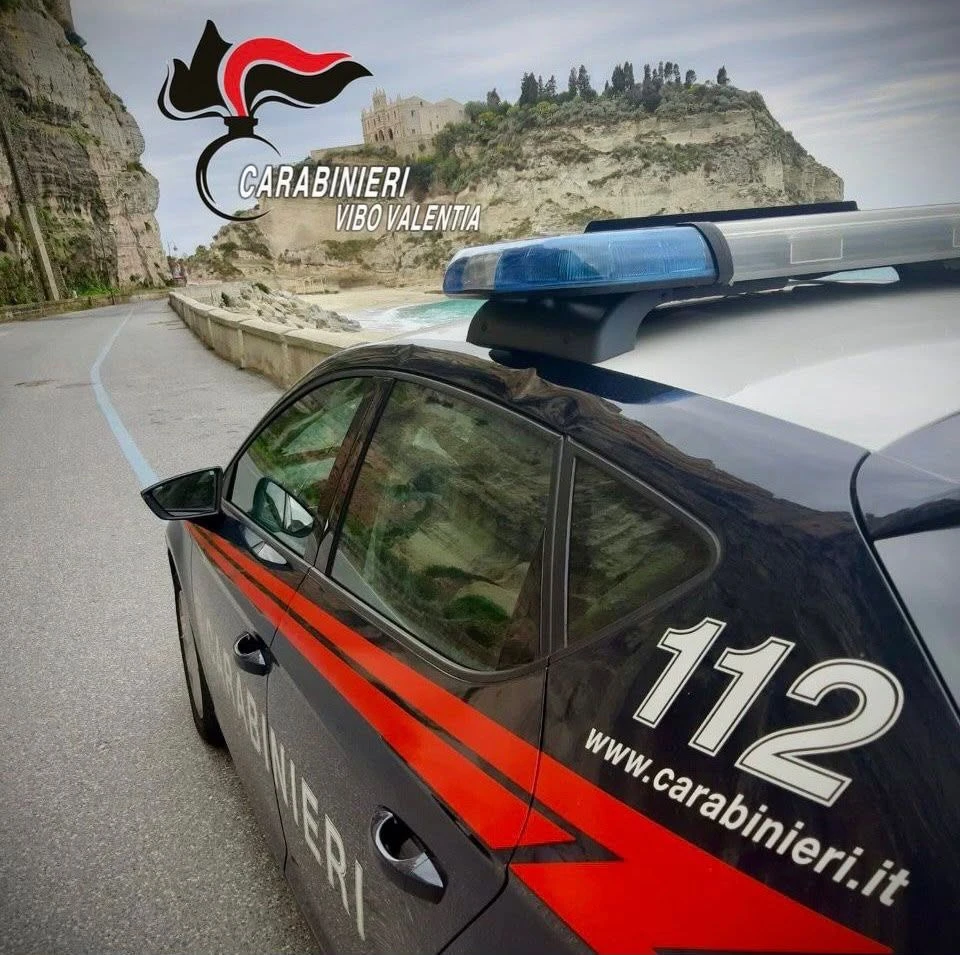 Tropea, rissa con tanto di coltelli per 'sguardi' di troppo a una ragazza nei pressi di una paninoteca