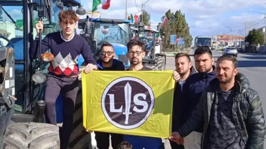 images Protesta dei trattori, l'attivista studentesco catanzarese Claudio Maria Ciacci a sostegno degli agricoltori