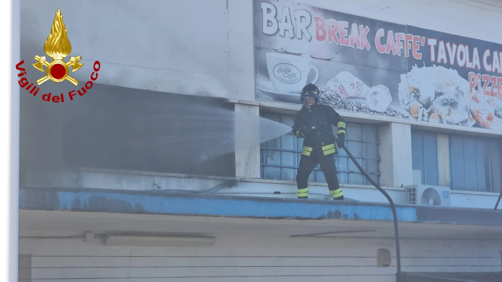 Crotone, a fuoco il capannone di un negozio di materiale elettrico: nessun ferito
