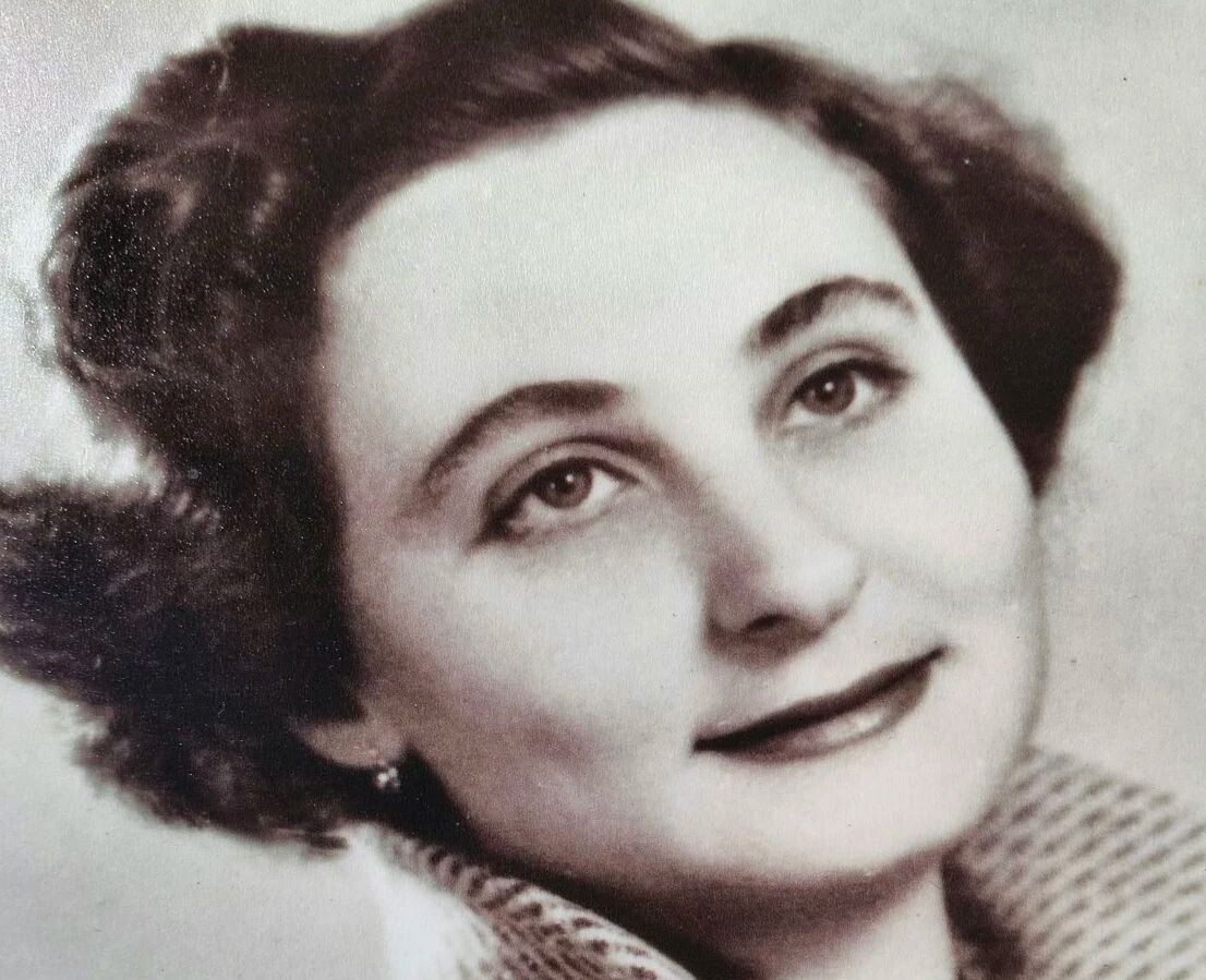 images Cropani celebra con una targa Concetta Basile,  la prima donna laureata di Cropani 