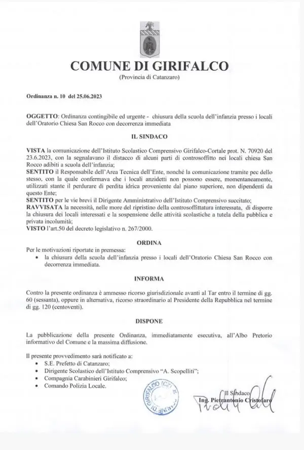 images Scuole di Girifalco senza pace: crolla il controsoffitto alla materna di San Rocco, il sindaco ne ordina la chiusura