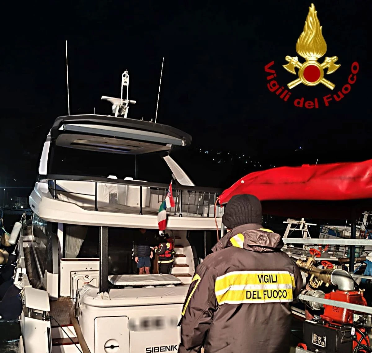 Yacht in avaria nel porto di Cetraro, vigili del fuoco aspirano l'acqua imbarcata nella sala macchine