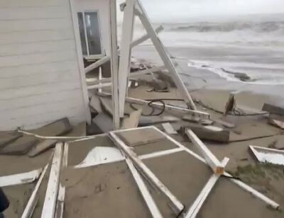 images Maltempo, la mareggiata devasta i lidi sul lungomare di Sellia Marina