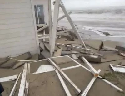 Maltempo, la mareggiata devasta i lidi sul lungomare di Sellia Marina