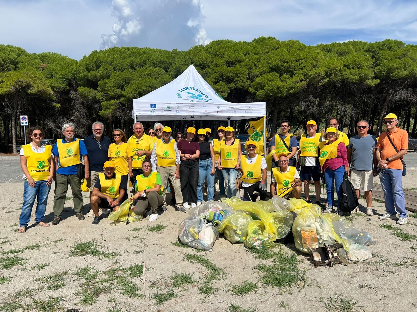 "Puliamo il Mondo", a Catanzaro raccolti oltre 100 chili di rifiuti sulla spiaggia di Giovino images "Puliamo il Mondo", a Catanzaro raccolti oltre 100 chili di rifiuti sulla spiaggia di Giovino