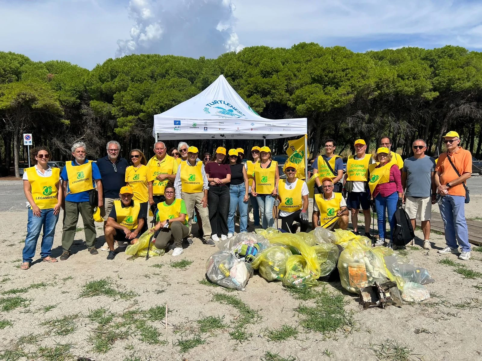 "Puliamo il Mondo", a&nbsp;Catanzaro raccolti oltre 100 chili di rifiuti sulla spiaggia di Giovino