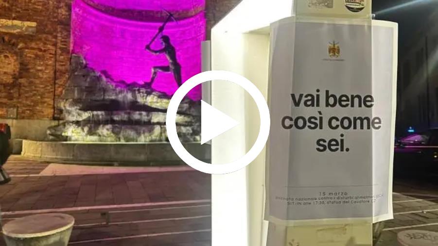 images Disturbi alimentari, la statua del Cavatore s'illumina di lilla 