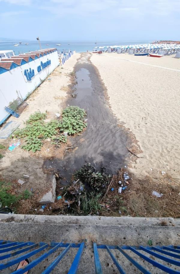 images Soverato. Il Codacons: "Ancora uno sversamento di liquami in mare dopo la pioggia"
 