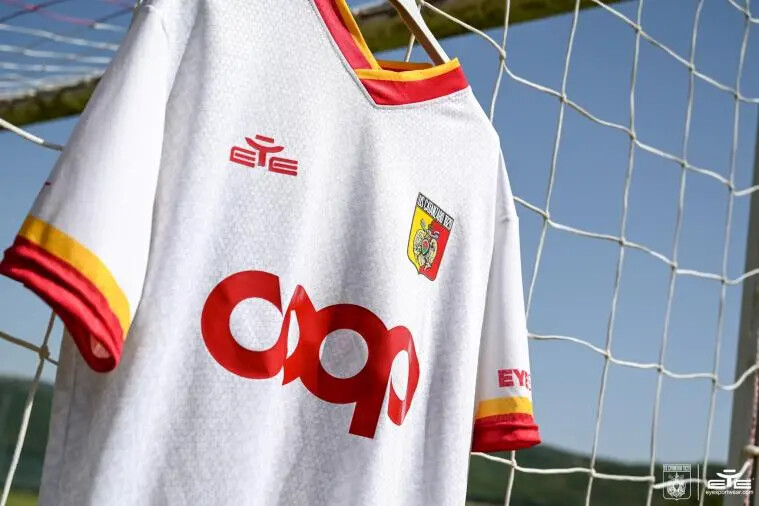 Us Catanzaro, lanciata la maglia per le trasferte: eccone design e caratteristiche images Us Catanzaro, lanciata la maglia per le trasferte: eccone design e caratteristiche