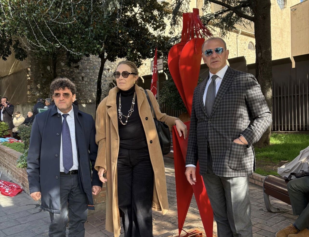 Catanzaro, reinstallata l’opera “Donna in Rosso” di Nuccio Loreti: simbolo della difesa delle donne images Catanzaro, reinstallata l’opera “Donna in Rosso” di Nuccio Loreti: simbolo della difesa delle donne