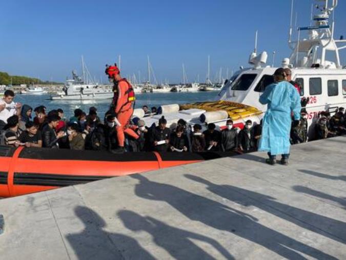 Ancora sbarchi a Roccella: 64 uomini, tra adulti e minori, avvistati a 20 miglia dalla costa images Ancora sbarchi a Roccella: 64 uomini, tra adulti e minori, avvistati a 20 miglia dalla costa
