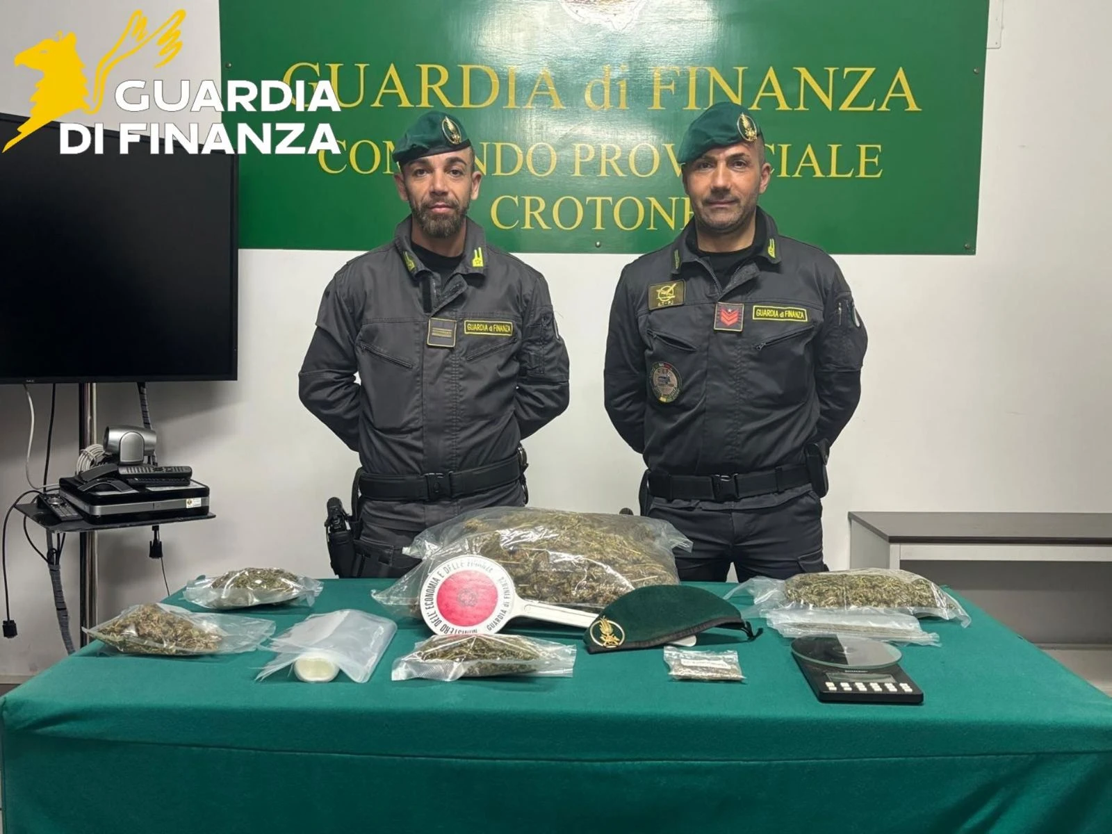 Blitz antidroga a Isola Capo Rizzuto: arrestato 35enne con oltre 1kg di marijuana