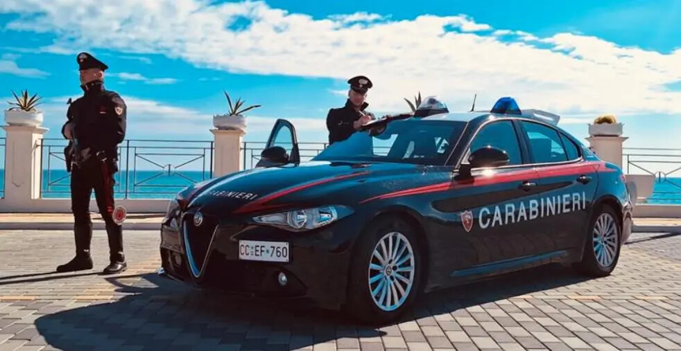 images Danneggiano arredi di un bar per poi aggredire i carabinieri, due arresti nel Crotonese