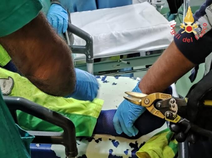 images Lamezia Terme, un centauro resta incastrato in uno stivale dopo un incidente: rimosso dai vigili del fuoco 