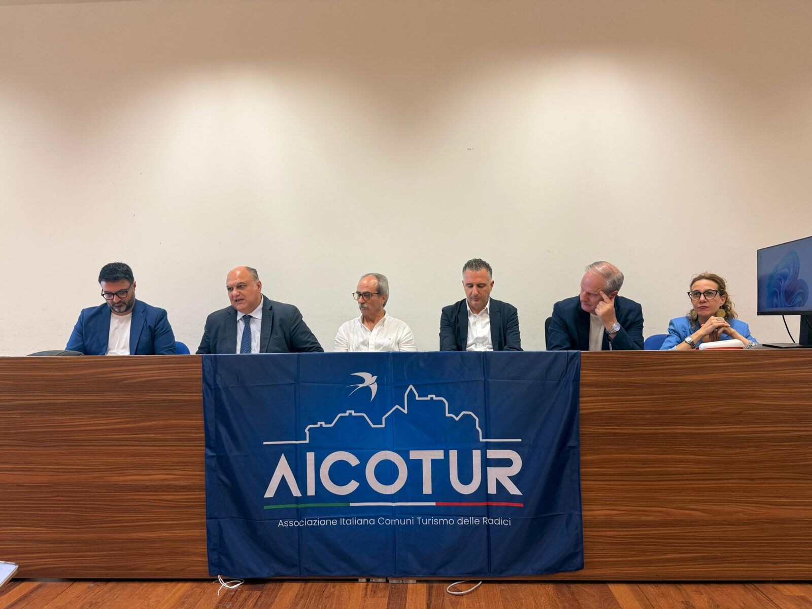 “L’Abbraccio” ai calabresi nel mondo: al via gli "Ambasciatori delle Radici" images “L’Abbraccio” ai calabresi nel mondo: al via gli "Ambasciatori delle Radici"