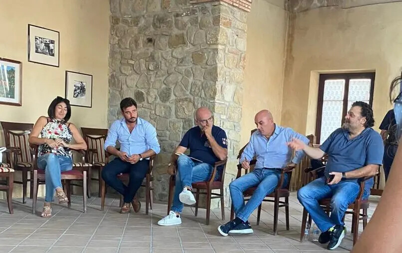 Maurizio De Luca, vicepresidente con delega alle Cooperative di Comunità, è stato ospite della comunità di Melissa images Maurizio De Luca, vicepresidente con delega alle Cooperative di Comunità, è stato ospite della comunità di Melissa