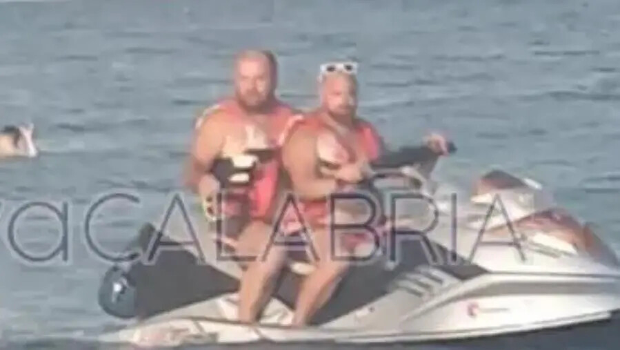 Tragedia sfiorata nel mare di Sellia Marina: barca affonda, giovani salvati e sotto shock images Tragedia sfiorata nel mare di Sellia Marina: barca affonda, giovani salvati e sotto shock