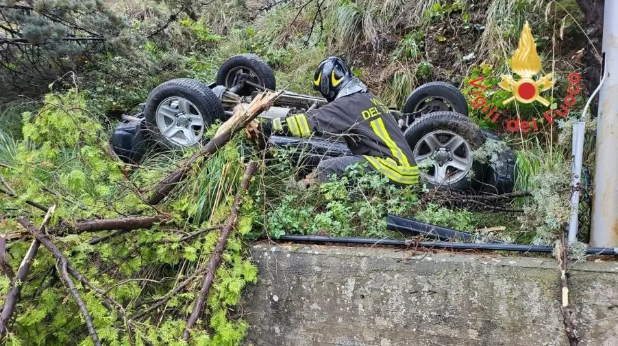 images Catanzaro, perde il controllo dell'auto su Viale dei Filippis: 2 donne ferite