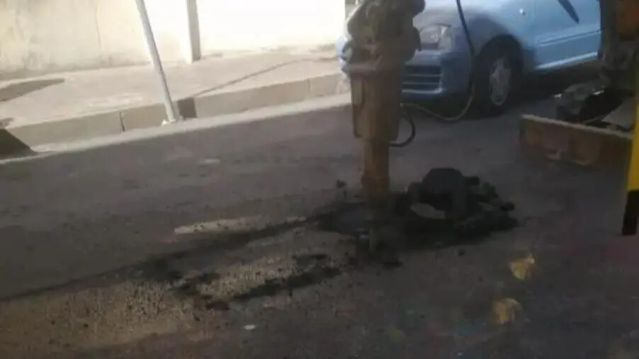 images Tombino saltato su Viale Pio X a Catanzaro, una squadra del Comune a lavoro per la riparazione
