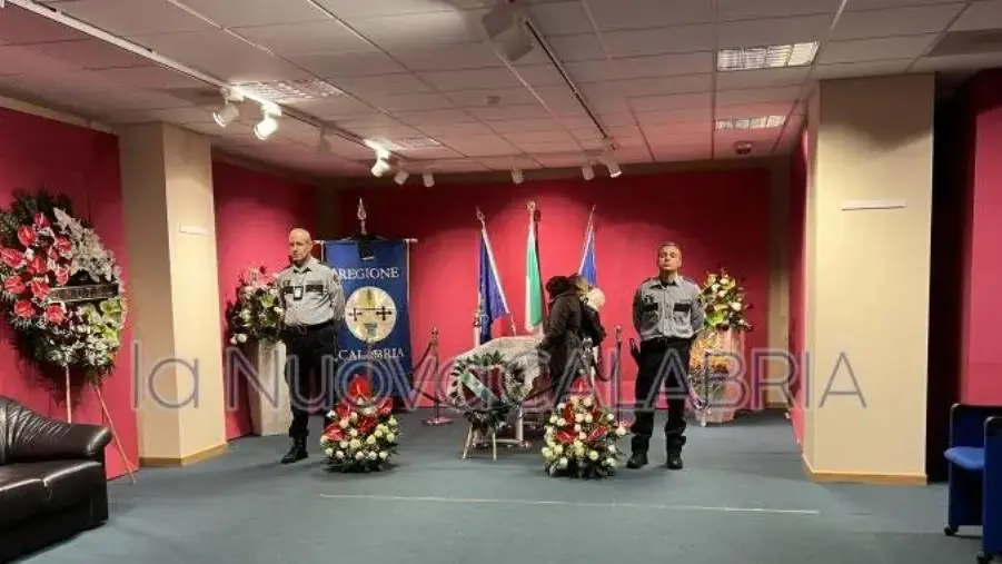 images L’ultimo saluto a Giuseppe Chiaravalloti: commozione e ricordi per una figura simbolo della Calabria