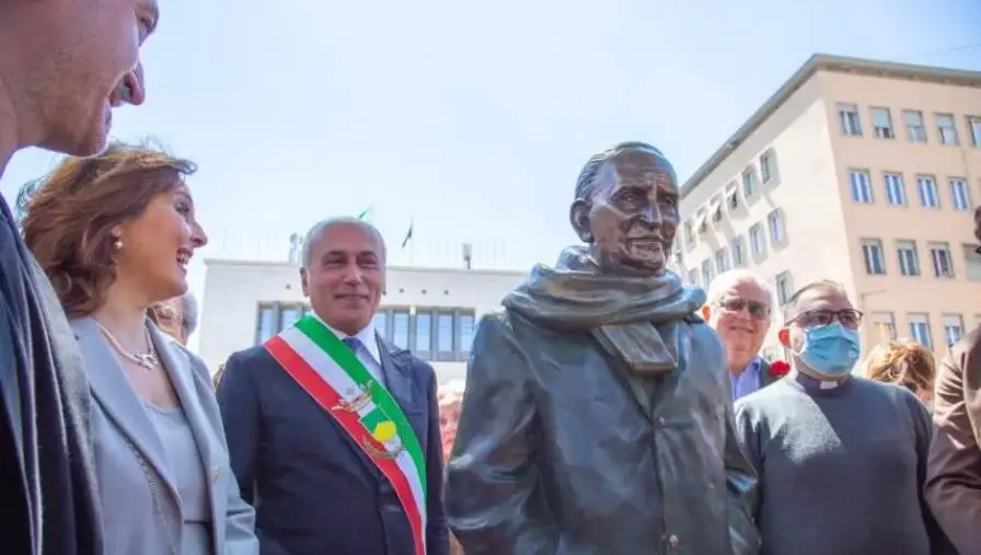 Lo “sfratto” della statua di Mancini a Cosenza, Dragone: “Fondazione la collochi in uno spazio privato” images Lo “sfratto” della statua di Mancini a Cosenza, Dragone: “Fondazione la collochi in uno spazio privato”