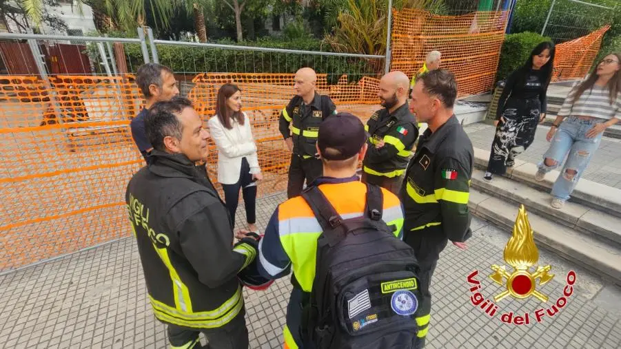 images Settimana nazionale della Protezione Civile, a Crotone la simulazione di un'evacuazione con i Vigili del Fuoco