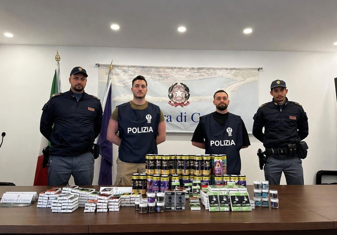images Stop alla "cannabis light" a Crotone: denunciato gestore di distributori e 18.000 euro di multa