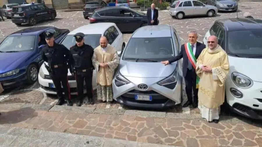 images Varapodio, i fedeli fanno una colletta e ricomprano l'auto a don Giovanni: la sua era stata incendiata 