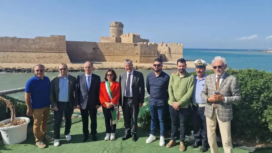 Il presidente della Repubblica d'Albania fa tappa anche a Le Castella (FOTO) images Il presidente della Repubblica d'Albania fa tappa anche a Le Castella (FOTO)