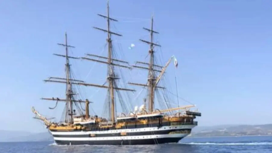 images Addio a papa Francesco, bandiera a mezz'asta per la nave Amerigo Vespucci a Crotone