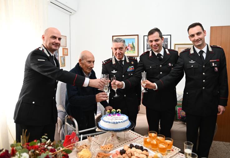 images I Carabinieri festeggiano a Marcellinara il 102° compleanno dell'appuntato Pasquale Caiola