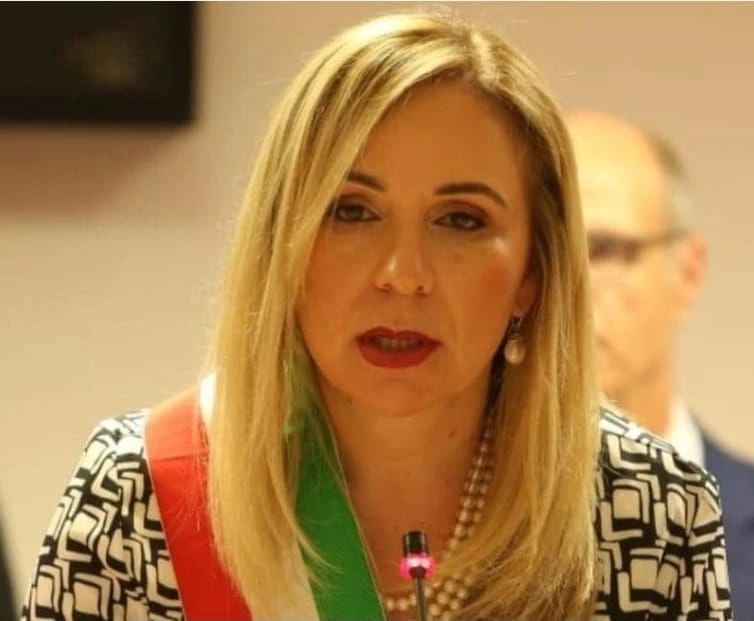 Minacciata e senza tutela, la Tazzina della legalità alla staffetta di legalità a Vibo: "Simona Scarcella non è sola"  
