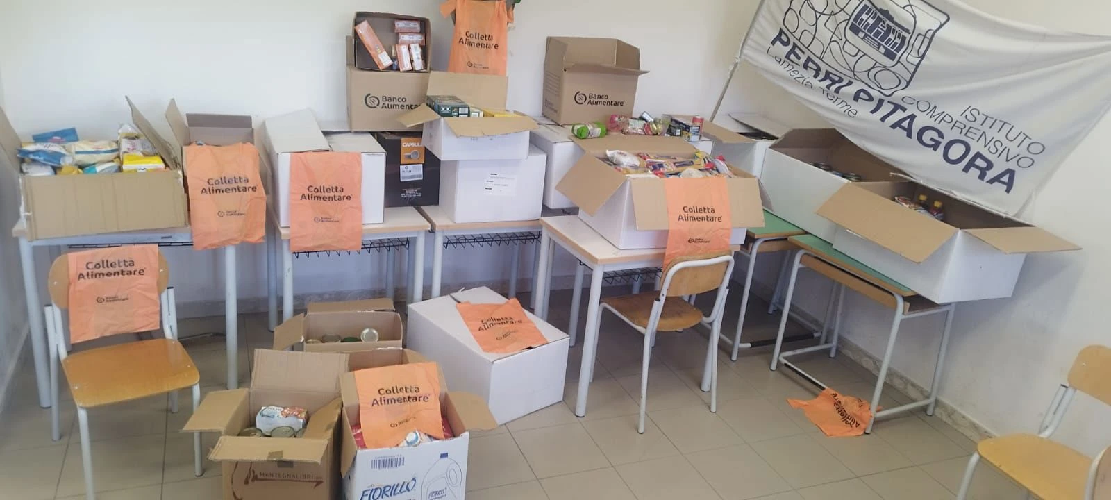 Lamezia, la colletta alimentare della scuola primaria del Maggiore Perri scalda il Natale tra solidarietà  gioia e speranza 