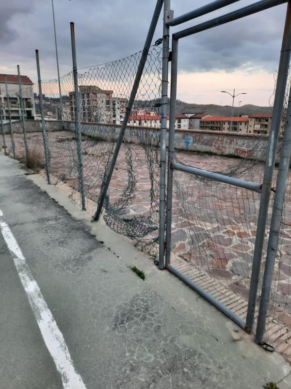 images Degrado al campetto di via Fares, Rotundo (Fare per Catanzaro): “Situazione pericolosa e raccapricciante”