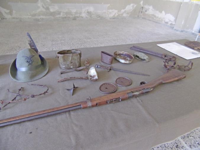 images A Simeri Crichi una mostra sulle Grandi Guerre: la collezione Chirico entra in classe