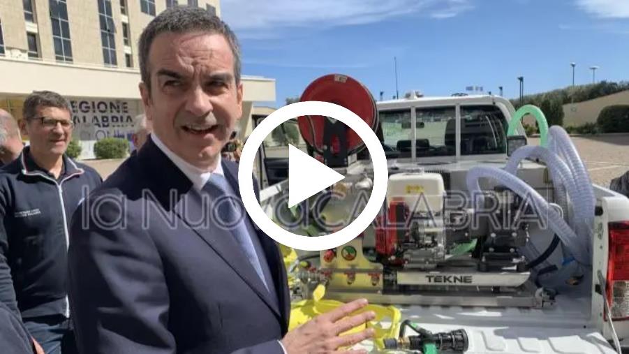 images Lotta agli incendi, Occhiuto consegna 18 pick-up alle associazioni di volontariato della Protezione civile