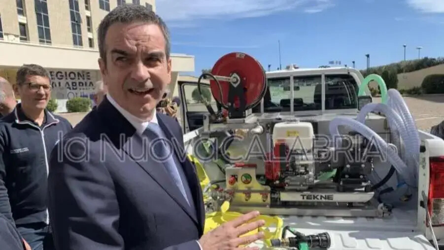 Lotta agli incendi, Occhiuto consegna 18 pick-up alle associazioni di volontariato della Protezione civile images Lotta agli incendi, Occhiuto consegna 18 pick-up alle associazioni di volontariato della Protezione civile