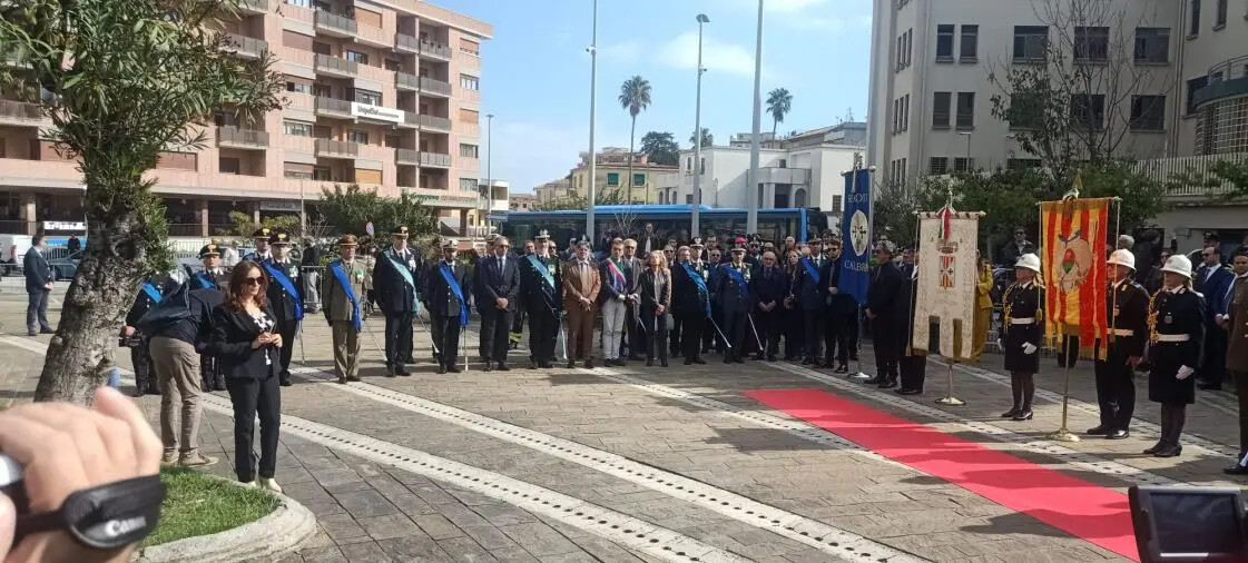 Catanzaro, festeggiamenti in piazza Matteotti per il 4 Novembre: si celebra l'Unità Nazionale images Catanzaro, festeggiamenti in piazza Matteotti per il 4 Novembre: si celebra l'Unità Nazionale