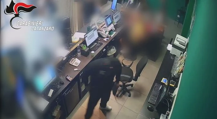 Rapina a un Centro scommesse a Soverato, i 2 arrestati "incastrati" dalla memoria di un brigadiere  