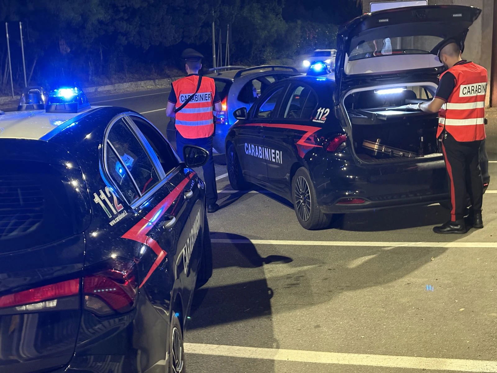 Carabinieri Catanzaro, stretta sulla sicurezza estiva: controlli sulla SS106 e nella movida, sanzioni e un’auto sequestrata