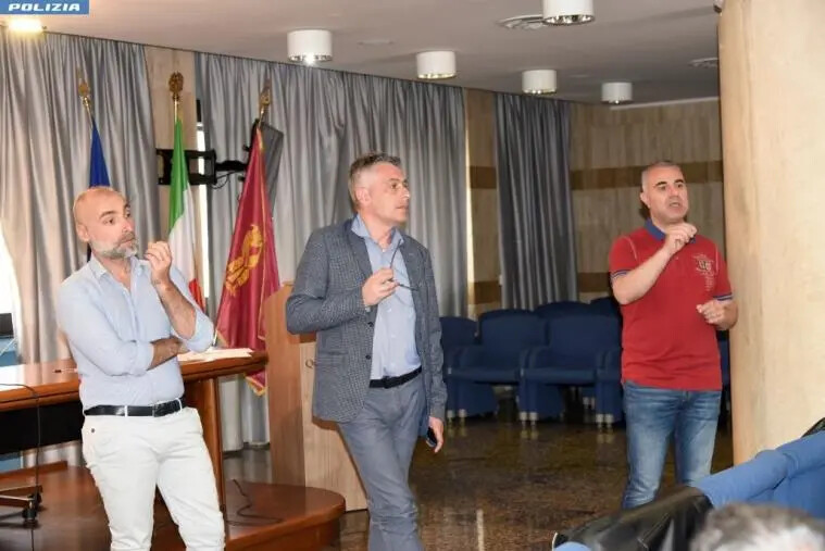 images Catanzaro, “Sulla scena del crimine”: formazione specialistica a cura della Polizia Scientifica

&nbsp;
