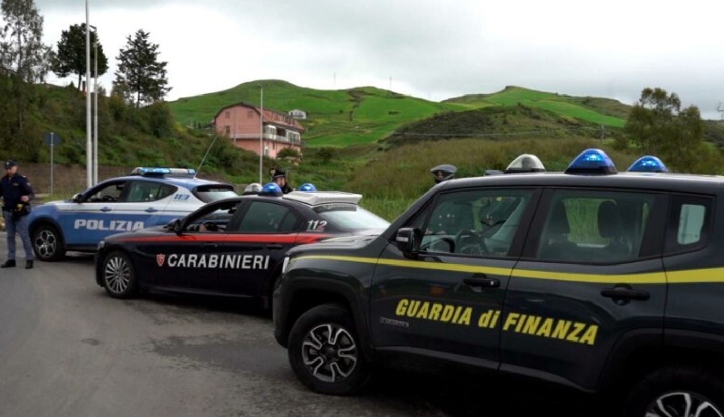images Crotone, controlli interforze: sequestrati 20 chili di pesce e chiuso un dehors abusivo