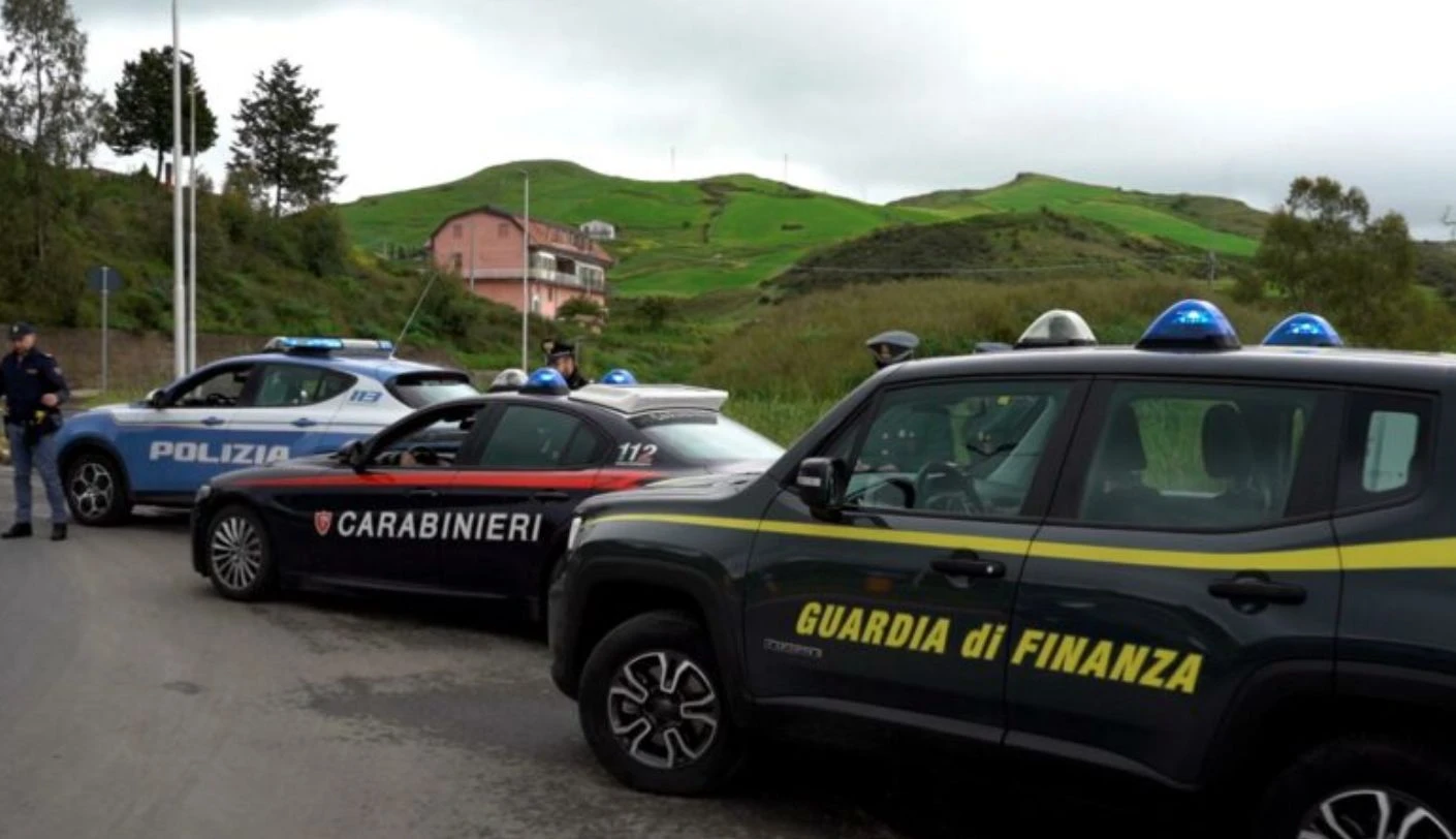 Crotone, controlli interforze: sequestrati 20 chili di pesce e chiuso un dehors abusivo