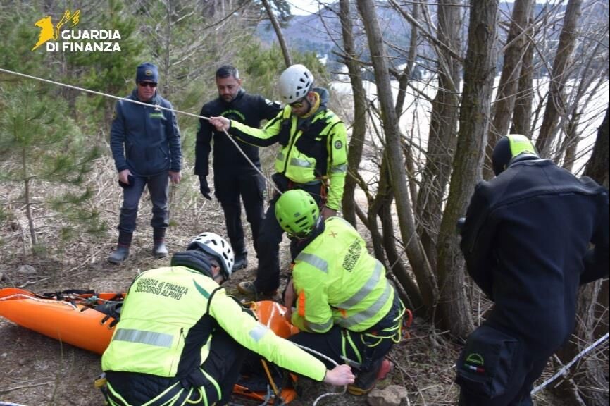 images Cosenza, esercitazione dei reparti Finanza per il soccorso di una persona dispersa in un lago 