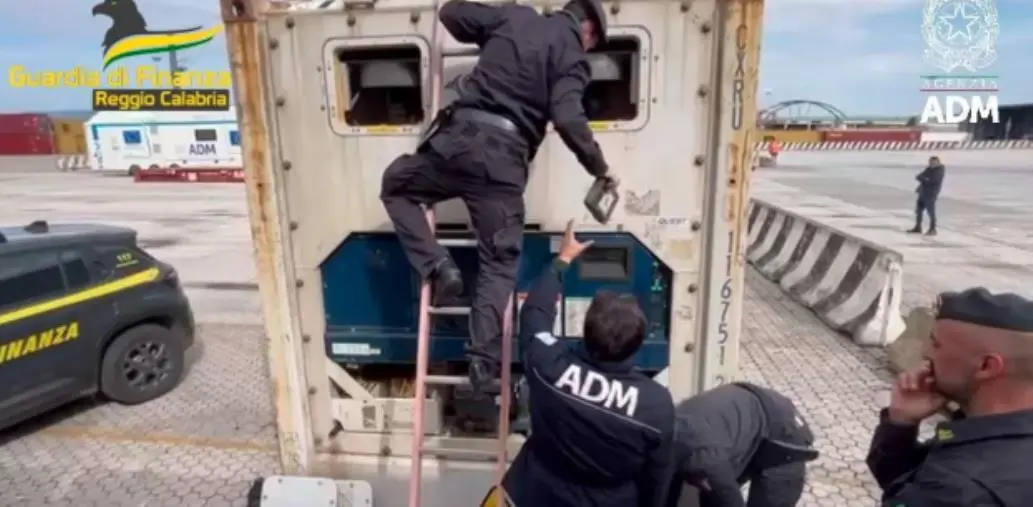 images Sequestrati 788 chili di cocaina nascosti in un container a Gioia Tauro