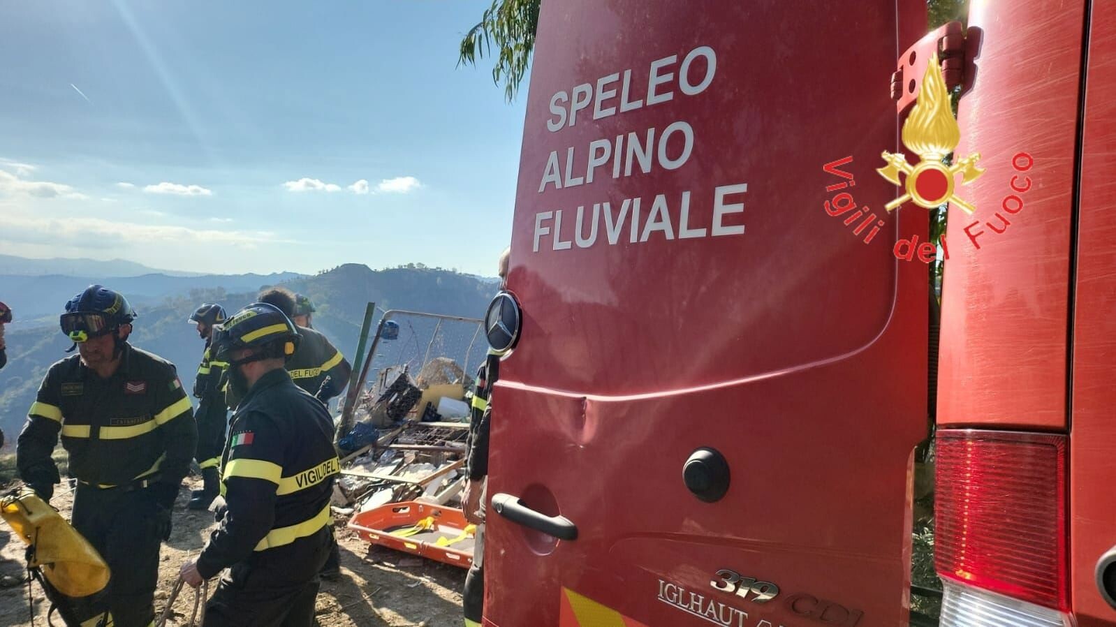 images Tragedia a Catanzaro, morto l'imprenditore finito con il suo mezzo in una scarpata in località Cavita